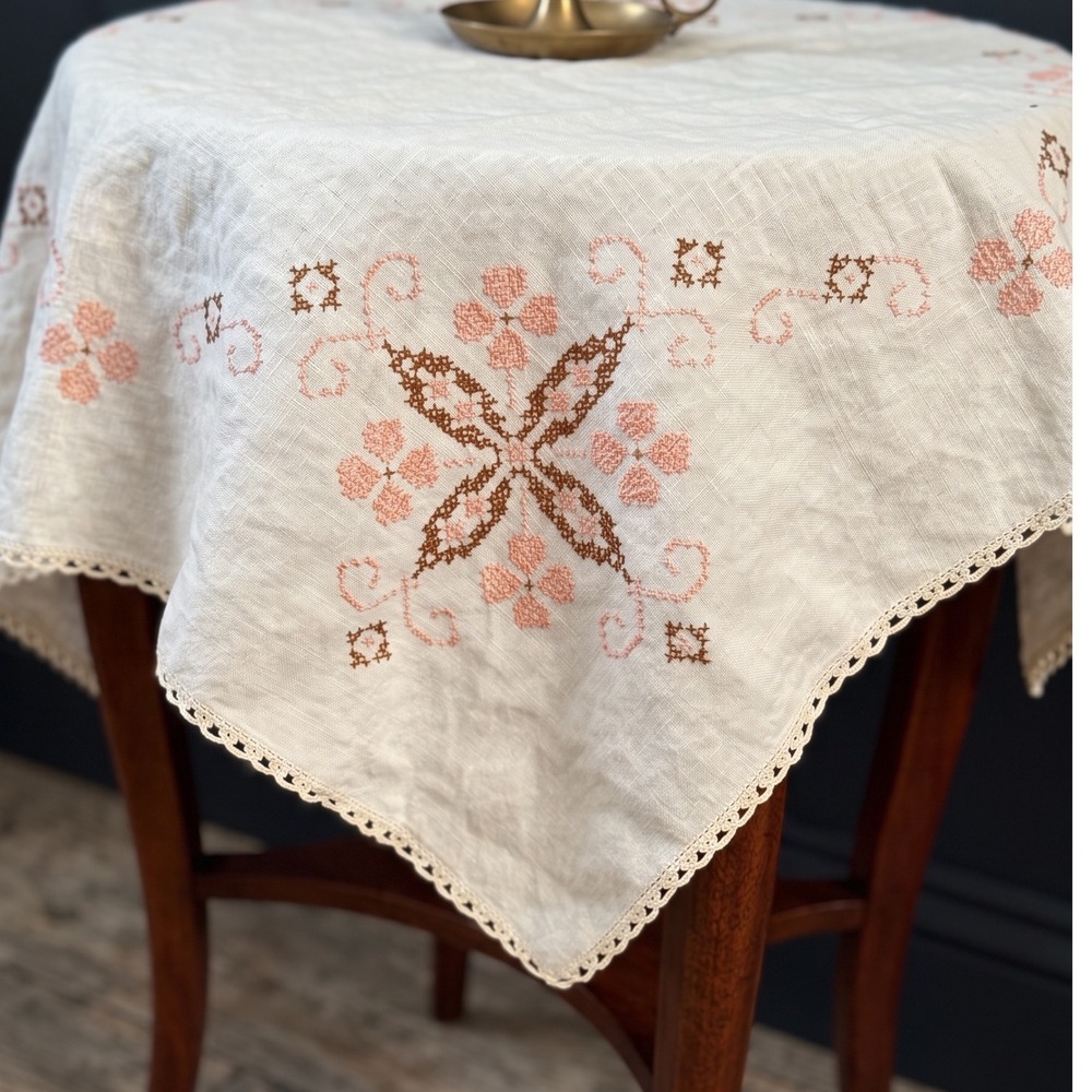 Vtg Cross Stitch Embroidered Square Linen Tablecloth Crocheted Lace Border 32x32